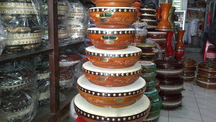 Alat musik tradisional melayu kompang. (Source: budaya-indonesia.org)