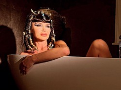 8 Penampilan Artis Inggris yang Terapkan Gaya Hidup Nudist