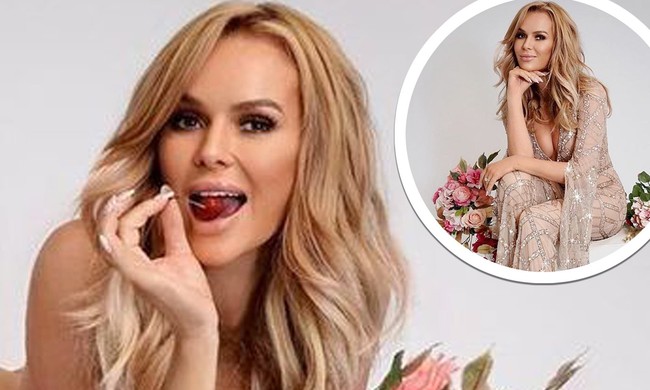 Tahun lalu misalnya, dia foto tidak mengenakan pakaian dan berpose di atas kue raksasa. Foto: dok. Instagram