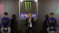 Pembalap Monster Energy Yamaha Fabio Quartararo, Managing Director Monster Energy Yamaha MotoGP Team Principal & Yamaha Motor Racing Lin Jarvis dan Pembalap Monster Energy Yamaha Franco Morbidelli memberikan keterangan pers usai peluncuran Yamaha YZR M1 2023 Livery Terbaru di Jakarta, Selasa (17/1/2023).