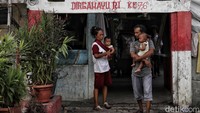 Berdasarkan daerah tempat tinggal, jumlah penduduk miskin perkotaan naik 0,16 juta. Sedangkan di pedesaan naik 0,04 juta orang.  