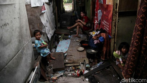 Sejumlah warga beraktivitas di kawasan permukiman padat pinggir rel kereta api, Kampung Muka, Pademangan, Jakarta Utara, Senin (16/1/2023).