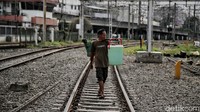 Penduduk miskin merupakan penduduk yang memiliki rata-rata pengeluaran per kapita per bulan di bawah garis kemiskinan.  