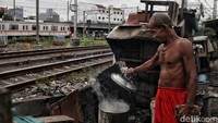 Lalu inflasi pada bulan September 2022 sebesar 1,17% secara bulanan dan 5,95% secara tahunan. Kemudian secara kuartalan pertumbuhan ekonomi melambat pada kuartal III 2022 yaitu 1,81%.  
