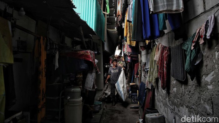 Sejumlah warga beraktivitas di kawasan permukiman padat pinggir rel kereta api, Kampung Muka, Pademangan, Jakarta Utara, Senin (16/1/2023).