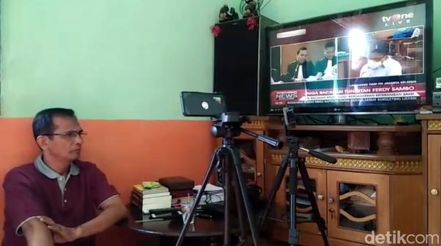 Ayah dan ibu Yosua Hutabarat menyaksikan sidang Ferdy Sambo.