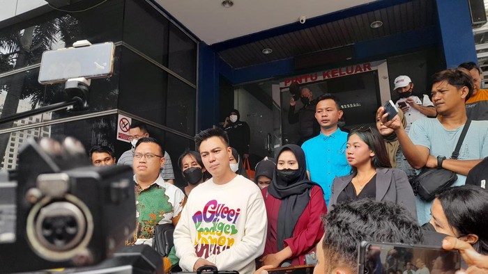 Baim Wong laporkan giveaway bodong yang catut namanya.