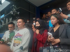 Baim Wong Datangi Polda Metro Jaya Bersama Korban Giveaway Bodong