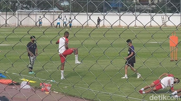 Bek PSM Makassar Yuran Fernandes masih menjalani latihan terpisah bareng tim fisioterapi.