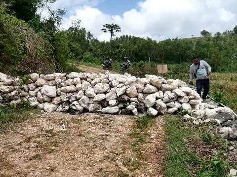 Blokade akses menuju Pantai Widodaren, Kabupaten Gunungkidul, Selasa (17/1/2023).