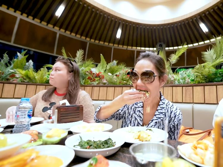 Bunda Corla Tiba di Jakarta, Langsung Makan Nasi Padang dan Ketoprak