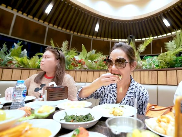 Bunda Corla Tiba di Jakarta, Langsung Makan Nasi Padang dan Ketoprak