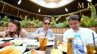 Bunda Corla sangat menikmati nasi Padang di restoran itu. Ia terus menambahkan beragam lauk, seperti gulai dan dendeng cabe ijo. Foto: YouTube RANS Entertainmnet & Maharani Kemala