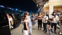 Setelah selesai makan nasi Padang, di depan restoran banyak netizen yang mengantre untuk bisa berfoto dengannya. Ini momen Bunda Corla foto dengan penggemarnya. Foto: YouTube RANS Entertainmnet & Maharani Kemala
