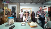 Begini momen Bunda Corla makan di Andara. Nagita mendatangkan banyak penjual makanan, mulai dari pisang goreng, telur gulung, hingga ketoprak kesukaannya. Foto: YouTube RANS Entertainmnet & Maharani Kemala