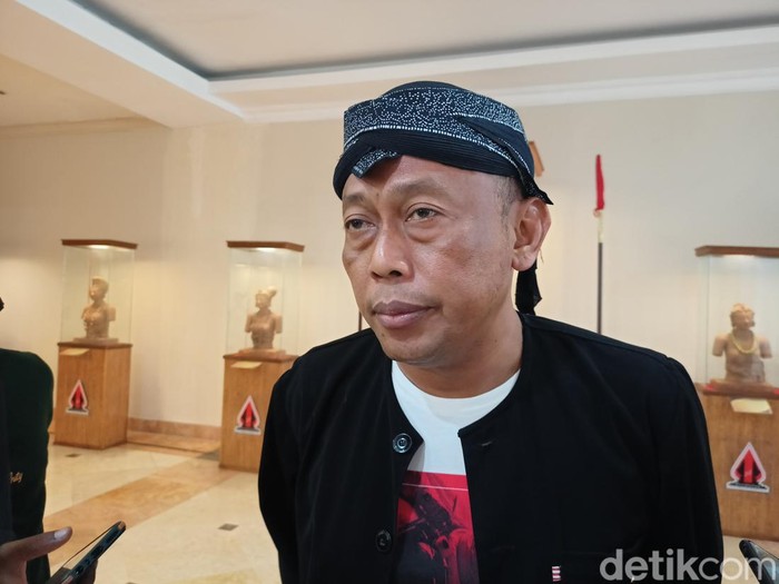 Bupati Ponorogo Sugiri Sancoko menyampaikan keterangan tentang pernikahan dini