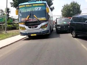 Lagi, Polisi Hadang Bus yang Lawan Arus Hindari Macet di Bypass Mojokerto