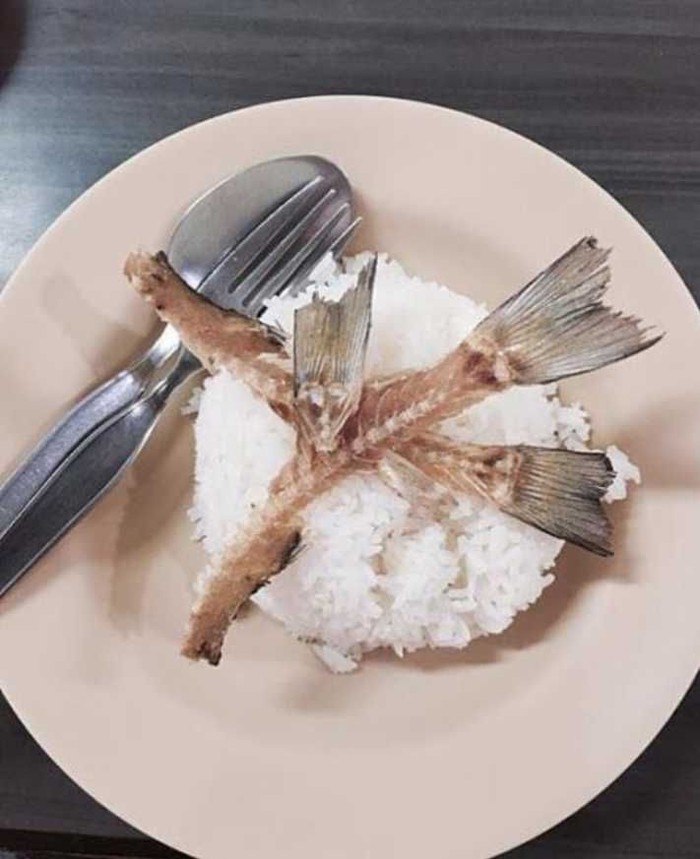 Cara aneh makan ikan