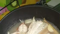 Tak kalah bikin ngebatin, orang ini memilih untuk memasak ikan hias berupa ikan koinya untuk jadi makanan. Ia mengolahnya menjadi sup ikan. Foto: Instagram /Twitter
