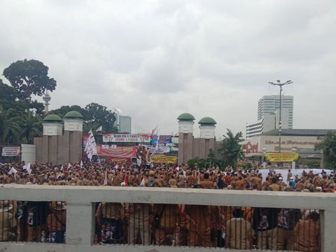 Demo PNS di depan DPR/MPR. (CNBC Indonesia/Eqqi Syahputra)