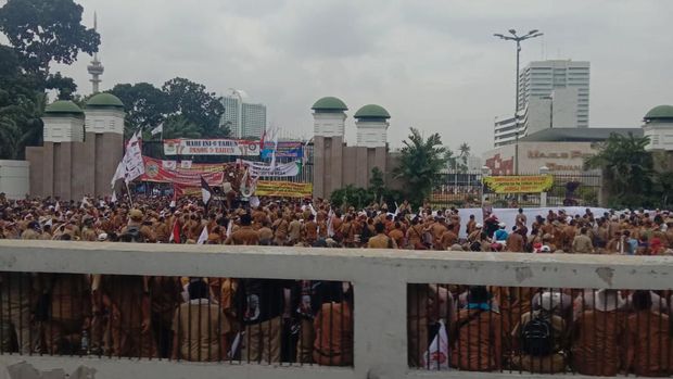 Demo PNS di depan DPR/MPR. (CNBC Indonesia/Eqqi Syahputra)