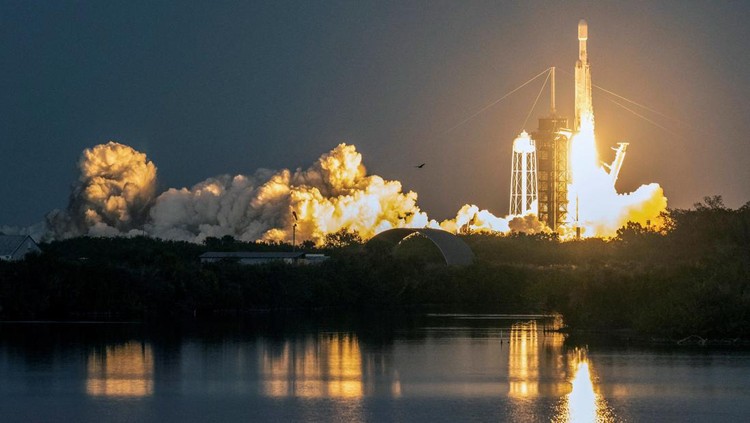 Detik-detik Roket Falcon Heavy Meluncur ke Ruang Angkasa The SpaceX Falcon Heavy rocket is launched on classified mission USSF-67 for the U.S. Space Force at Cape Canaveral, Florida, U.S. January 15, 2023. REUTERS/Steve Nesius