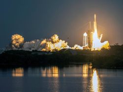 Detik-detik Roket Falcon Heavy Milik SpaceX Meluncur ke Ruang Angkasa