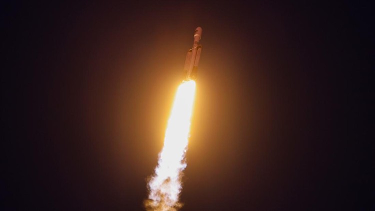 Detik-detik Roket Falcon Heavy Meluncur ke Ruang Angkasa The SpaceX Falcon Heavy rocket is launched on classified mission USSF-67 for the U.S. Space Force at Cape Canaveral, Florida, U.S. January 15, 2023. REUTERS/Steve Nesius