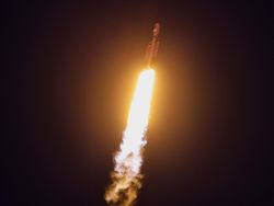 Detik-detik Roket Falcon Heavy Milik SpaceX Meluncur ke Ruang Angkasa