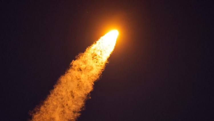 Detik-detik Roket Falcon Heavy Meluncur ke Ruang Angkasa The SpaceX Falcon Heavy rocket is launched on classified mission USSF-67 for the U.S. Space Force at Cape Canaveral, Florida, U.S. January 15, 2023. REUTERS/Steve Nesius