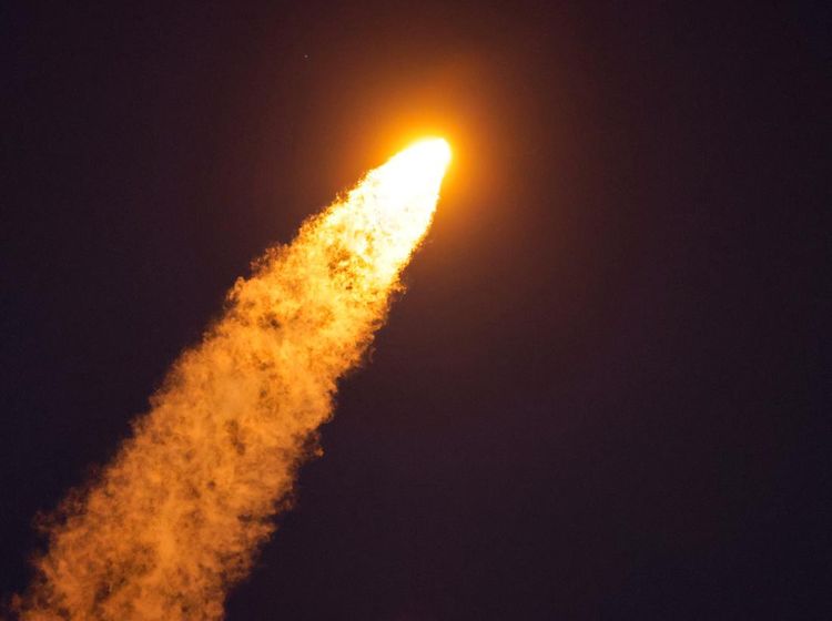 Detik-detik Roket Falcon Heavy Milik SpaceX Meluncur ke Ruang Angkasa