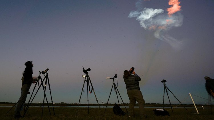 Detik-detik Roket Falcon Heavy Meluncur ke Ruang Angkasa The SpaceX Falcon Heavy rocket is launched on classified mission USSF-67 for the U.S. Space Force at Cape Canaveral, Florida, U.S. January 15, 2023. REUTERS/Steve Nesius