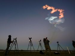 Detik-detik Roket Falcon Heavy Milik SpaceX Meluncur ke Ruang Angkasa