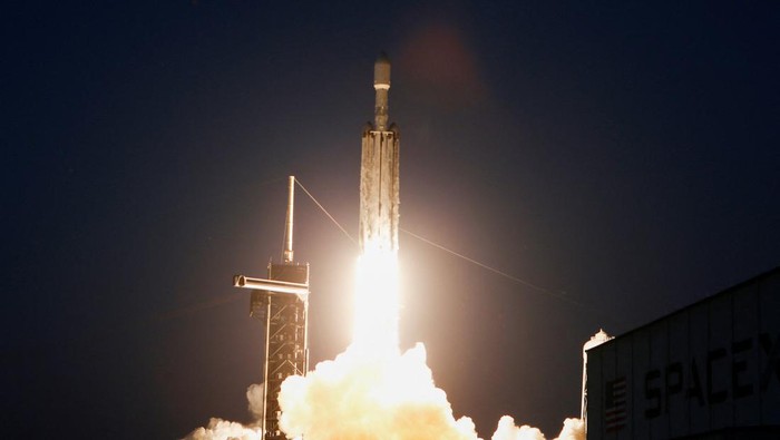 The SpaceX Falcon Heavy rocket is launched on classified mission USSF-67 for the U.S. Space Force at Cape Canaveral, Florida, U.S. January 15, 2023. REUTERS/Steve Nesius