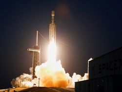 Detik-detik Roket Falcon Heavy Milik SpaceX Meluncur ke Ruang Angkasa
