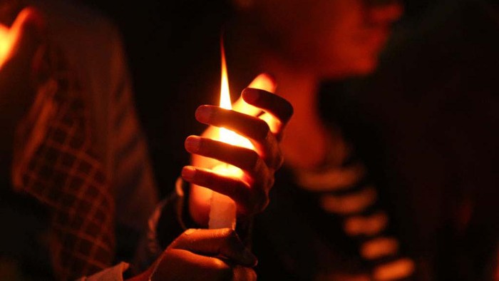 Doa untuk Korban Kecelakaan Pesawat Yeti Airlines KATHMANDU, NEPAL- JANUARY 16: People hold candles during a vigil in memory of victims of a plane crash of a Yeti Airlines operated aircraft in Pokhara on January 15 in Kathmandu, Nepal on January 16, 2023. (Photo by Sunil Pradhan/Anadolu Agency via Getty Images)