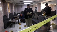 Petugas polisi meninjau TKP setelah, menurut polisi, seorang pria bersenjata membunuh Abdul Latif Afridi, pengacara dan mantan presiden Asosiasi Pengacara Mahkamah Agung Pakistan, di Peshawar, Pakistan, Senin (16/1/2023).