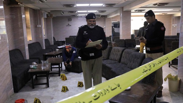 Dor! Pengacara Pakistan Tewas Ditembak di Pengadilan A police officer surveys the crime scene after, according to police, a gunman killed Abdul Latif Afridi, lawyer and former president of Pakistanβs Supreme Court Bar Association, in Peshawar, Pakistan January 16, 2023. REUTERS/Fayaz Aziz
