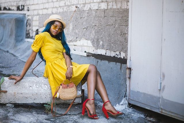 Dress dan kacamata warna mustard.