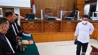 Sambo diyakini jaksa melanggar Pasal 340 KUHP juncto Pasal 55 ayat 1 ke-1 KUHP. Sambo juga diyakini melanggar pasal 49 juncto pasal 33 Undang-Undang No 19 Tahun 2016 tentang Perubahan atas Undang-Undang Nomor 11 Tahun 2008 tentang Informasi dan Transaksi Elektronik juncto pasal 55 ayat 1 ke-1 KUHP.