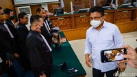 Sambo sempat berbincang dengan kuasa hukum dan akan mengajukan pembelaan atau pleidoi.