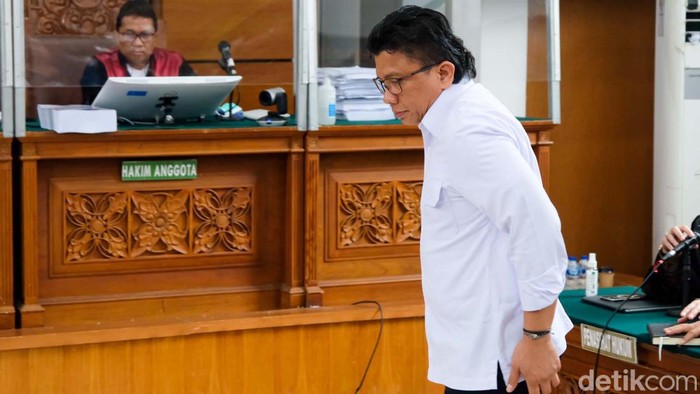 Eks Kadiv Propam Polri Ferdy Sambo dituntut penjara seumur hidup. Sambo diyakini jaksa melakukan pembunuhan berencana terhadap Brigadir Yosua Hutabarat.