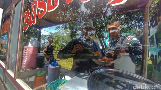 Endang Mina Supriadi (54), pedagang baso tahu di markas Markas Yonif Para Raider 330/Tridharma.
