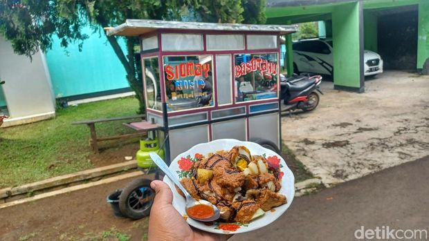 Endang Mina Supriadi (54), pedagang baso tahu di markas Markas Yonif Para Raider 330/Tridharma.