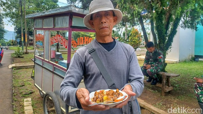 Endang Mina Supriadi (54), pedagang baso tahu di markas Markas Yonif Para Raider 330/Tridharma.