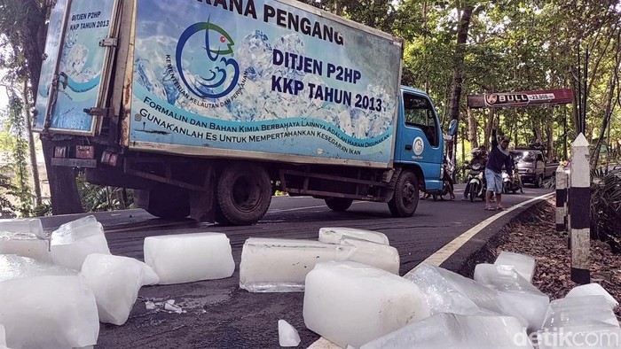 Es balok berceceran di jalan usai kesulitan menanjak di Palabuhanratu, Sukabumi, Selasa (17/1/2023)