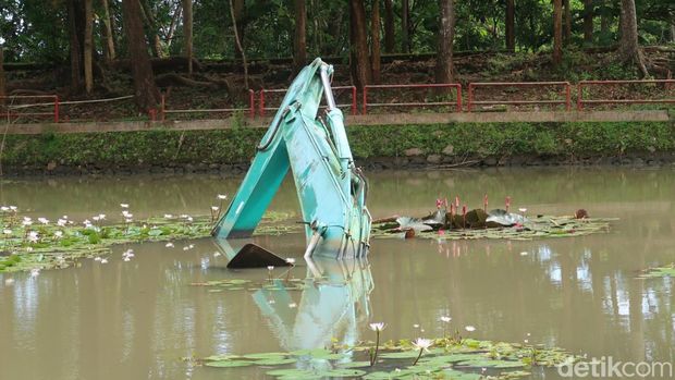 Satu unit eskavator yang terjebak di danau buatan atau area 2 Kebun Buah Mangunan, Kabupaten Bantul. Selasa (17/1/2022).