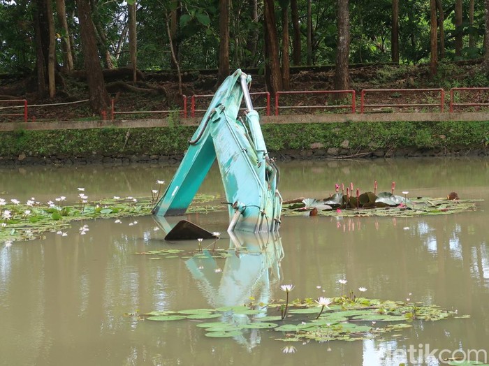 Satu unit eskavator yang terjebak di danau buatan atau area 2 Kebun Buah Mangunan, Kabupaten Bantul. Selasa (17/1/2022).