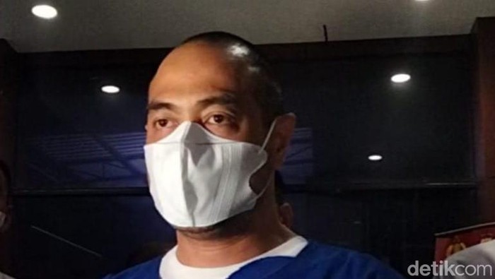 ferry irawan ditahan di mapolda jatim