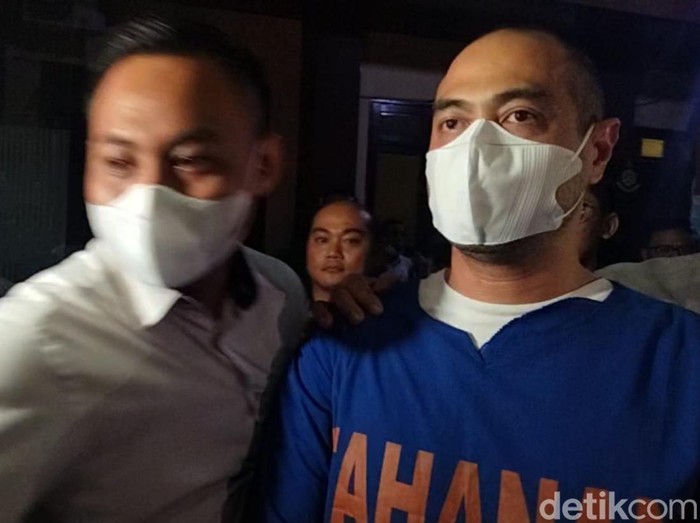ferry irawan ditahan di mapolda jatim